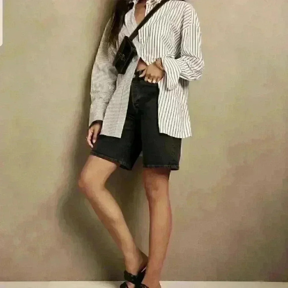 Banana Republic High-Rise Black Wash Denim Shorts - Picture 2 of 11